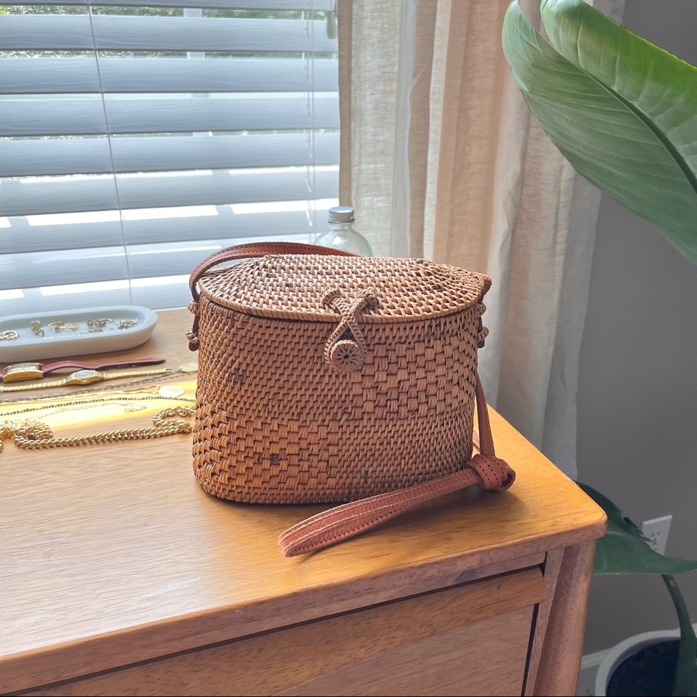 Basket crossbody bag.